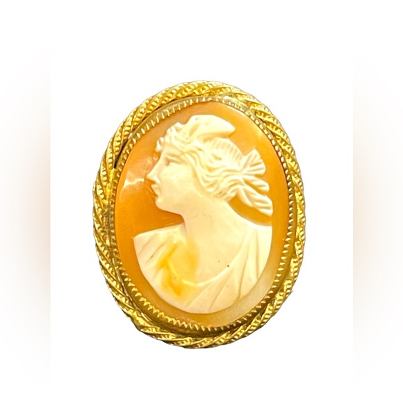 cameo Jewelry - Vintage GP gold Finish wash Shell Cameo brooch pin Left facing